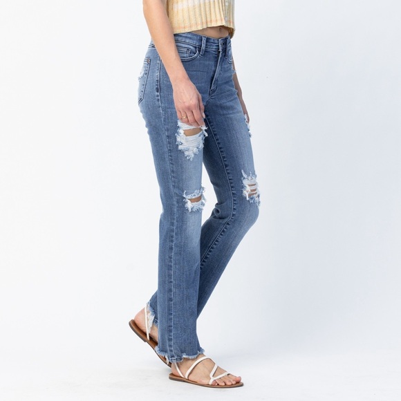 NEW 🎉🎉Judy Blue Full Size Mid Rise Destroy Straight Jeans Plus Size - Picture 1 of 15